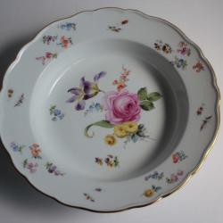 MEISSEN Assiette creuse porcelaine Fleurs Papillons XIXe si&egrave;cle