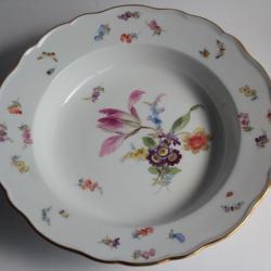 MEISSEN Assiette creuse porcelaine Fleurs Papillons XIXe si&egrave;cle