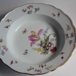 MEISSEN Assiette creuse porcelaine Fleurs Papillons XIXe si&egrave;cle
