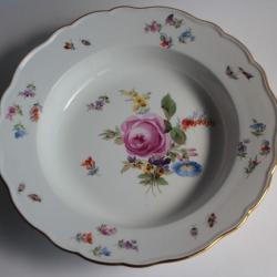 MEISSEN Assiette creuse porcelaine Fleurs Papillons XIXe si&egrave;cle