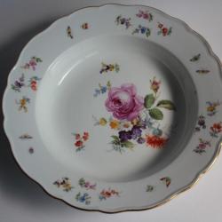 MEISSEN Assiette creuse porcelaine Fleurs Papillons XIXe si&egrave;cle