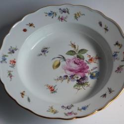 MEISSEN Assiette creuse porcelaine Fleurs Papillons XIXe si&egrave;cle