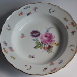 MEISSEN Assiette creuse porcelaine Fleurs Papillons XIXe si&egrave;cle