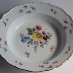 MEISSEN Assiette creuse porcelaine Fleurs Papillons XIXe si&egrave;cle