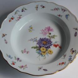 MEISSEN Assiette creuse porcelaine Fleurs Papillons XIXe si&egrave;cle
