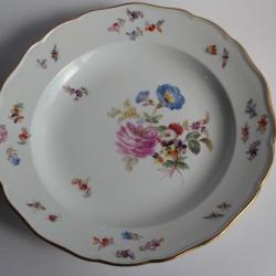 MEISSEN Assiette porcelaine Fleurs Papillons XIXe si&egrave;cle