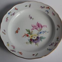 MEISSEN Plat creux porcelaine Fleurs Papillons XIXe si&egrave;cle