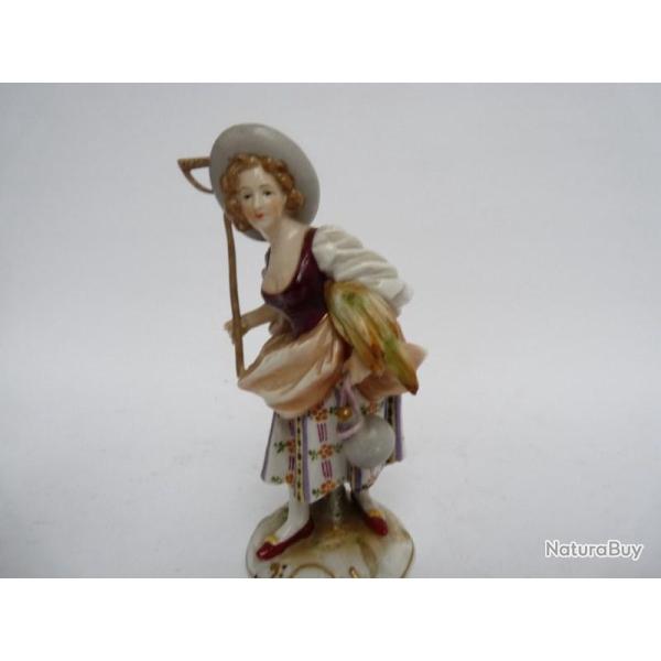 Figurine porcelaine allemande paysanne Volkstedt-Rudolstadt XIXe si�cle