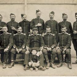 CPA Militaria R&eacute;giment phot dat&eacute;e 1914 Macon A identifier Rare