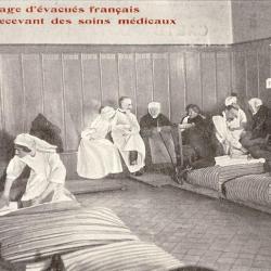 CPA Militaria Guerre Passage d'&eacute;vacu&eacute;s fran&ccedil;ais Vieillard soins m&eacute;dicaux