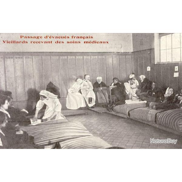 CPA Militaria Guerre Passage d'�vacu�s fran�ais Vieillard soins m�dicaux