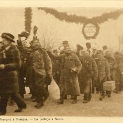 CPA Militaria Arriv&eacute;e R&eacute;giment troupes Fran&ccedil;ais &agrave; Montana Cort&egrave;ge Sierre