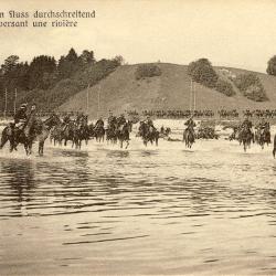 Carte Postale ancienne Cavalerie traversant une rivi&egrave;re Suisse militaria