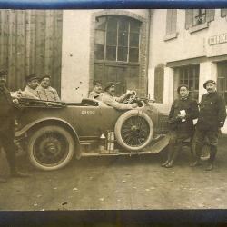 CPA AUTOMOBILE ancienne devant le garage Militaria Militaire