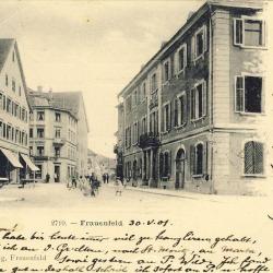 CPA Suisse THURGOVIE FRAUENFELD Rue anim&eacute; du petit village militaria