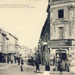 CPA 85 Vend&eacute;e Fontenay Le Comte Rue de la R&eacute;publique Pont neuf Droguerie
