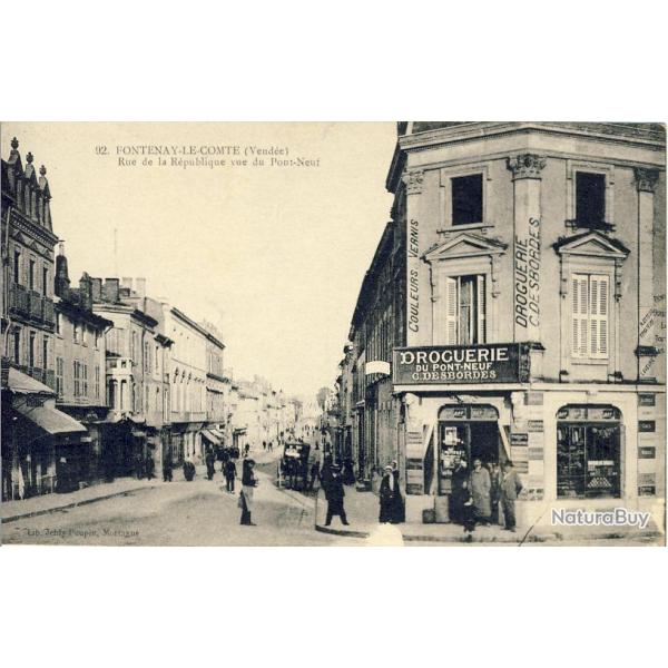 CPA 85 Vend�e Fontenay Le Comte Rue de la R�publique Pont neuf Droguerie