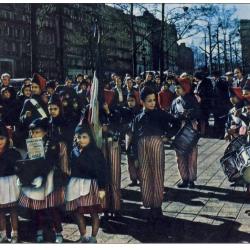 CP 75 PARIS Les gosses &agrave; Poulbot aux Champs Elys&eacute;es Enfants tambour