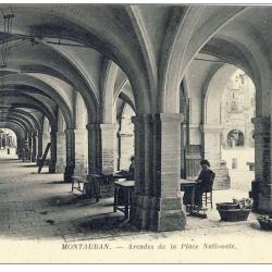 CPA 82 TARN ET GARONNE MONTAUBAN Arcades de la Place Nationale
