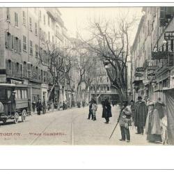 CPA 83 VAR Toulon Place Gambetta Tr&egrave;s anim&eacute; Fiacre Commerces