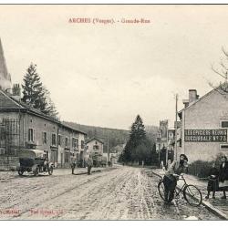CPA 88 VOSGES ARCHES Grande Rue anim&eacute;e Cycliste Auto