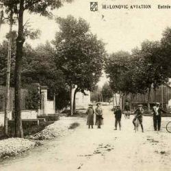 CPA 21 LONGVIC AVIATION (DIJON) Entr&eacute;e du village anim&eacute;