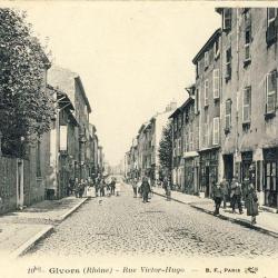 CPA 69 Rh&ocirc;ne Givors Rue Victor Hugo anim&eacute;e