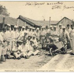 CPA 25 DOUBS Pontarlier Guerre &Eacute;pluchage des patates