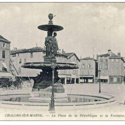 CPA 51 MARNE Chalons sur Marne Place de la R&eacute;publique
