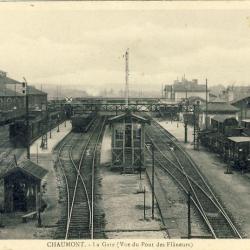 CPA 52 HAUTE MARNE CHAUMONT La Gare vue du Pont des Fl&acirc;neurs Train
