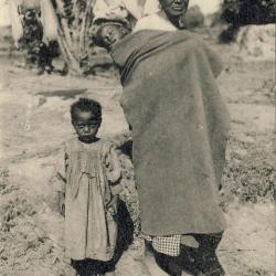 CPA MADAGASCAR Femme indig&egrave;ne Malgache Timbre