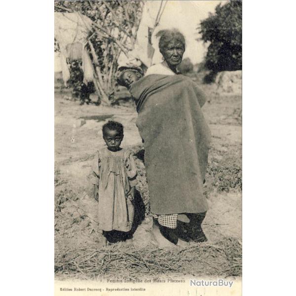 CPA MADAGASCAR Femme indig�ne Malgache Timbre