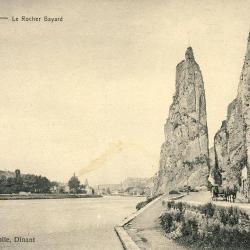 CPA Belgique Dinant Le rocher Bayard cal&egrave;che