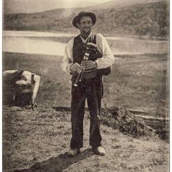 CPA 63 PUY DE DOME Joueur de Fl&ucirc;te Costume