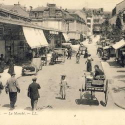 CPA 03 Allier VICHY Le March&eacute; LL. anim&eacute; 1905