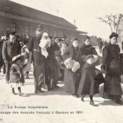 CPA Suisse Gen&egrave;ve Passage des &eacute;vacu&eacute;s Guerre 1914