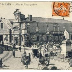 CPA 01 Ain Pont de Vaux - Place et statue Joubert