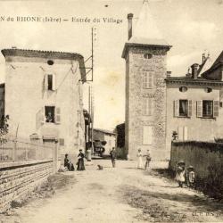 CPA 38 ISERE Saint Alban du Rh&ocirc;ne Entr&eacute;e du village