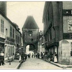 CPA 89 YONNE Noyers Rue de la Porte peinte H&ocirc;tel