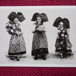 CP photo 67 ALSACE Alsacienne apportant du Kouglopf