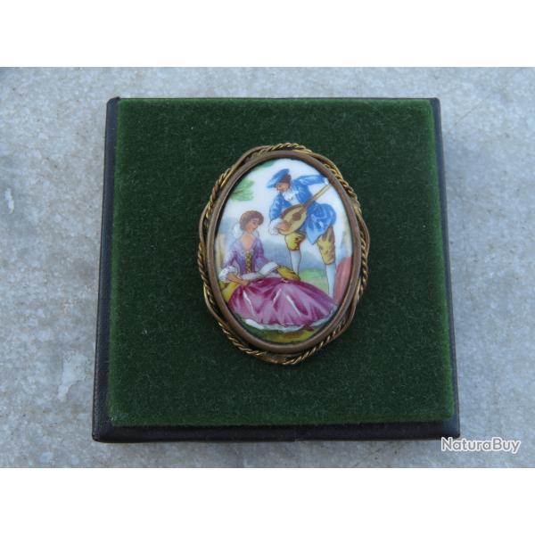 Ancienne grande broche ovale, bomb� d�cor peint sc�ne galante Porcelaine Limoges-FRANCE(Vers1920)N�1