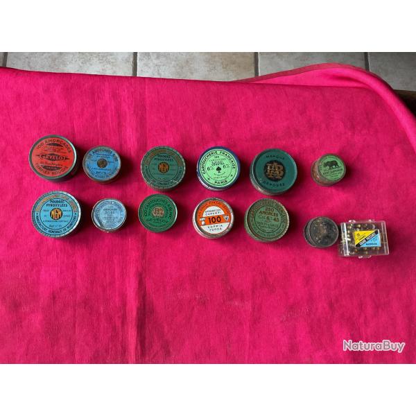 Lot de onze bo�tes anciennes d'amorces, et deux bo�tes de cartouches 6 mm � blanc.