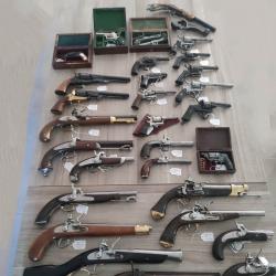 Grand lot d'anciennes armes de poings du XIXe et XXe tout en cat&eacute;gorie D e) vente libre majeur