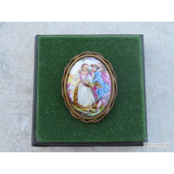 Ancienne grande broche ovale bomb� d�cor peint d'une sc�ne galante Porcelaine Limoges (Vers 1920)N�2