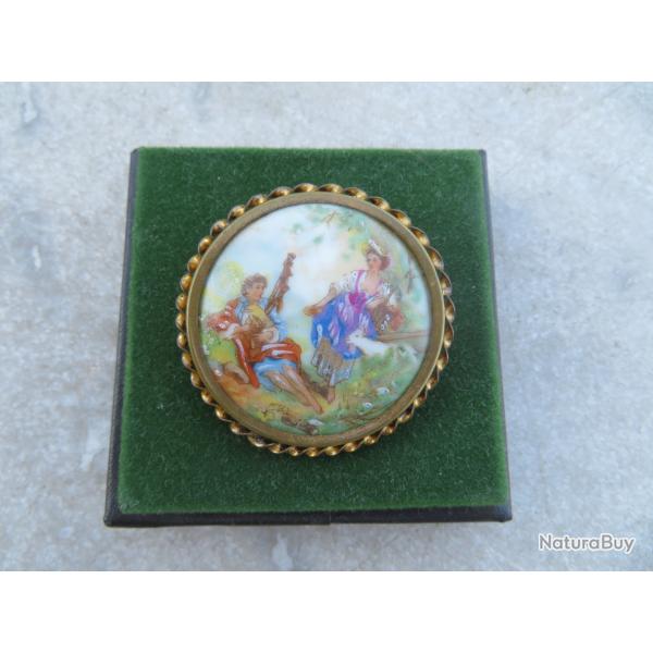 Ancienne grande broche ronde, bomb�  (�5 cm env), a d�cor peint de sc�ne galante - Porcelaine Limoge