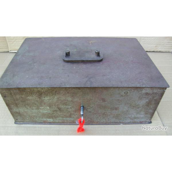 Ancienne  grande CAISSE EN FER, COFFRE DE MARCHE  avec sa cl�