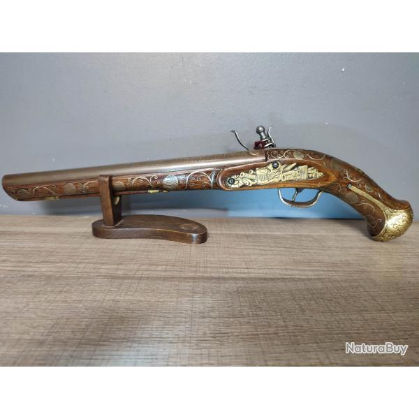 Superbe pistolet � silex canon damas oriental crosse richement ornement�e de fil de laiton