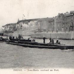 Carte Postale Ancienne - Sous-Marin rentrant au Port de Dieppe - N&deg;1025