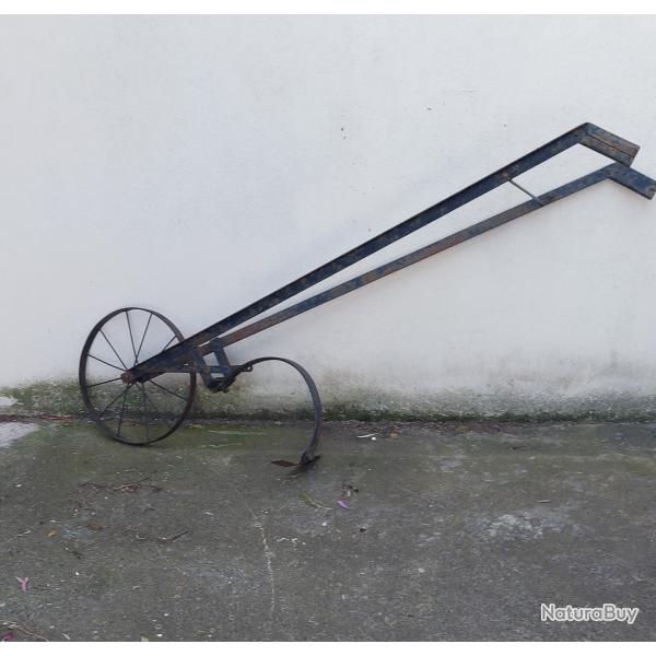 Charrue tr�s ancienne mue par des animaux de traie