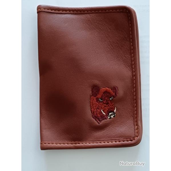 PORTE DOCUMENTS CUIR D'ELAN VERITABLE AVEC BRODERIE SANGLIER